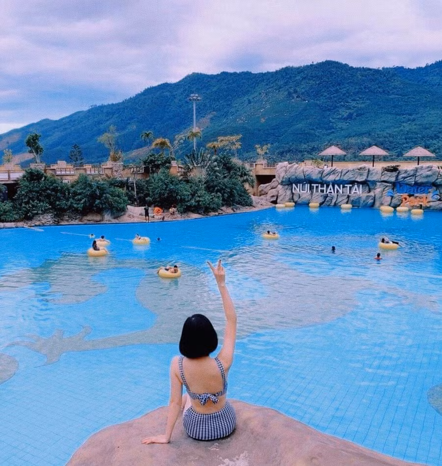 Du khách "check in" tại khu dịch Suối khoáng nóng Núi Thần Tài.