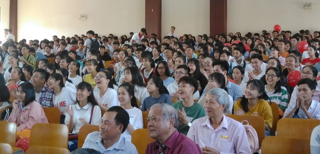 Rất đông giáo viên, học sinh các trường THPT tham dự ngày hội. Rất đông giáo viên, học sinh các trường THPT tham dự ngày hội.