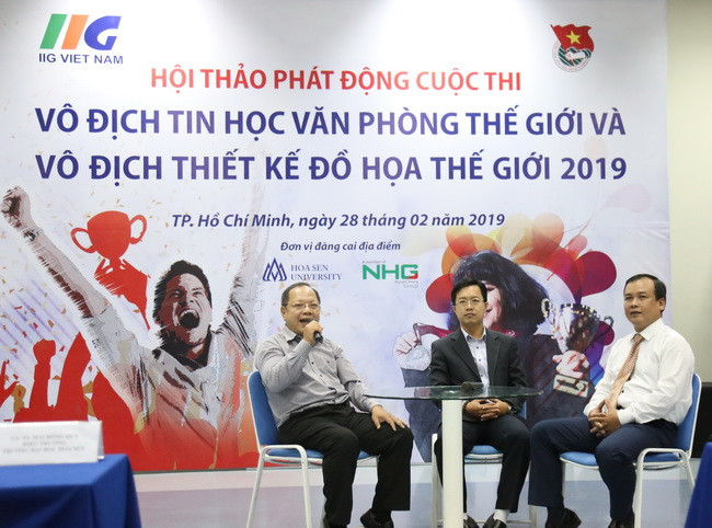 Các đại biểu và thành viên Ban tổ chức trả lời các câu hỏi của thí sinh.