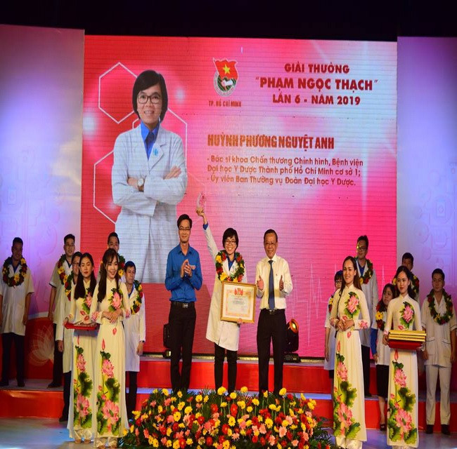 BS Huỳnh Phương Nguyệt Anh được vinh danh nhận giải thưởng Phạm Ngọc Thạch lần 6.