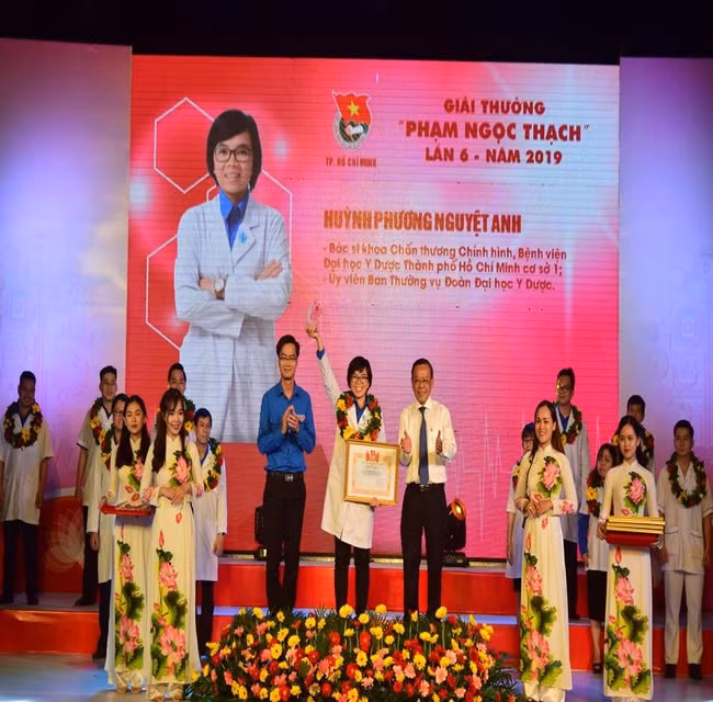 BS Huỳnh Phương Nguyệt Anh được vinh danh nhận giải thưởng Phạm Ngọc Thạch lần 6. BS Huỳnh Phương Nguyệt Anh được vinh danh nhận giải thưởng Phạm Ngọc Thạch lần 6.