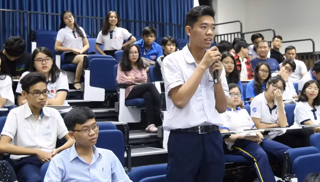 Thí sinh đặt câu hỏi về 2 cuộc thi với các đại biểu. Thí sinh đặt câu hỏi về 2 cuộc thi với các đại biểu.