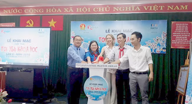 Đại diện các đơn vị tổ chức nhấn chuông khai mạc vòng thi trực tuyến Hội thi.