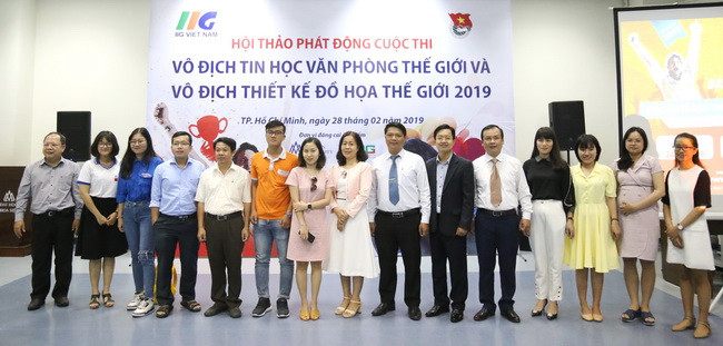 Các đại biểu chụp hình lưu niệm cùng Ban tổ chức.