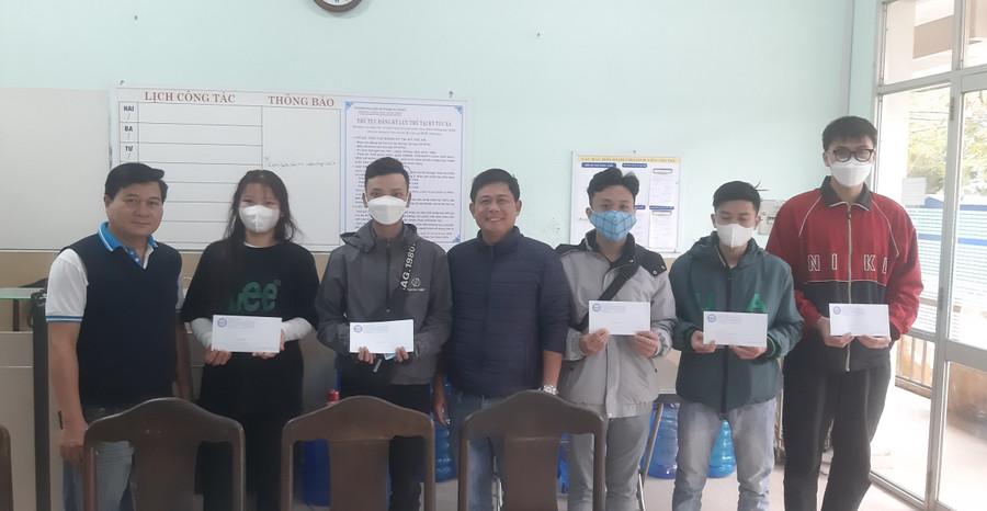 Thăm và lì xì cho các sinh viên quốc tế lưu trú tại ký túc xá. Ảnh: Lê Vũ. Thăm và lì xì cho các sinh viên quốc tế lưu trú tại ký túc xá. Ảnh: Lê Vũ.