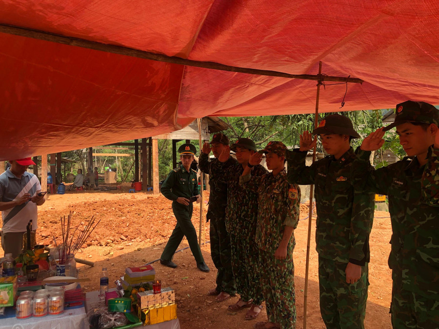 Các cán bộ, chiến sĩ thắp hương và làm các thủ tục đưa hài cốt liệt sĩ về đền thờ Bộ Chỉ huy Quân sự tỉnh Quảng Bình. Các cán bộ, chiến sĩ thắp hương và làm các thủ tục đưa hài cốt liệt sĩ về đền thờ Bộ Chỉ huy Quân sự tỉnh Quảng Bình.