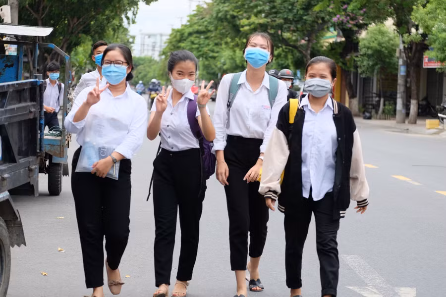 Các thí sinh rạng rỡ sau khi hoàn thành các môn thi ở ngày thi đầu tiên.