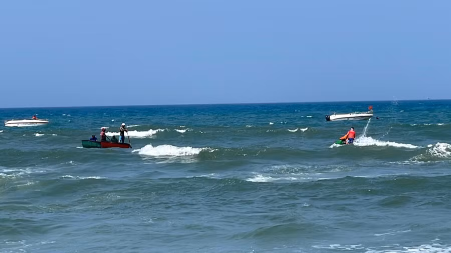 Người dân cùng lực lượng chức năng tìm kiếm 2 anh em bị mất tích khi tắm biển.