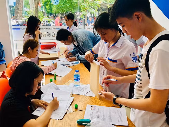 Thí sinh đăng ký xét tuyển vào trường ĐH GTVT TPHCM.