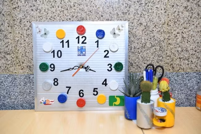 Những cây xương rồng phối với lọ đựng viết tái chế từ vỏ hộp thuốc đặt cạnh bàn làm việc (Ảnh: BVCC)