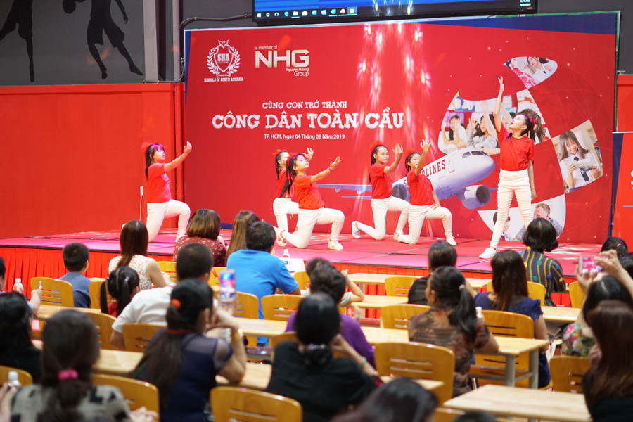 Quang cảnh ngày hội