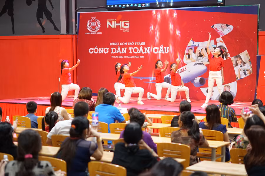 Quang cảnh ngày hội