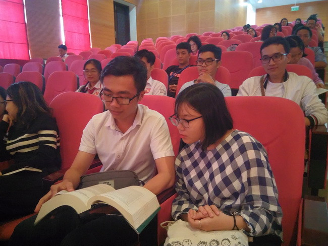 Các khách mời tìm hiểu tư liệu trong kỉ yếu hội thảo