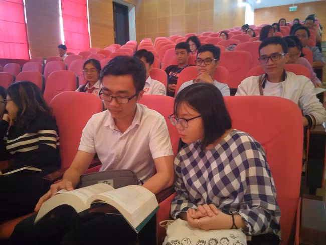 Các khách mời tìm hiểu tư liệu trong kỉ yếu hội thảo