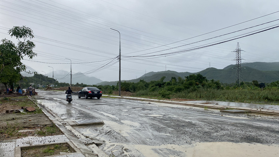 Người dân cho hay, đợt mưa lớn vừa qua có nơi ngập sâu khiến việc đi lại, sinh hoạt vô cùng nguy hiểm, khó khăn. (Ảnh: Hoàng Vinh)