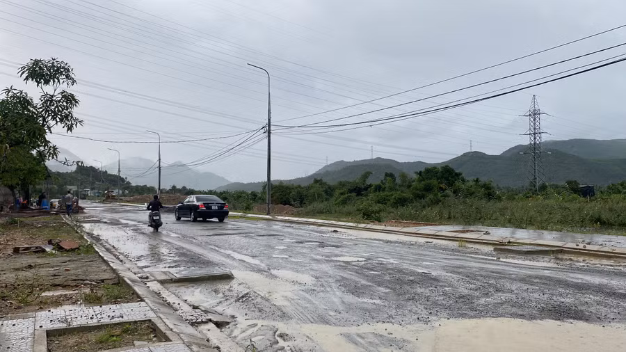 Người dân cho hay, đợt mưa lớn vừa qua có nơi ngập sâu khiến việc đi lại, sinh hoạt vô cùng nguy hiểm, khó khăn. (Ảnh: Hoàng Vinh)