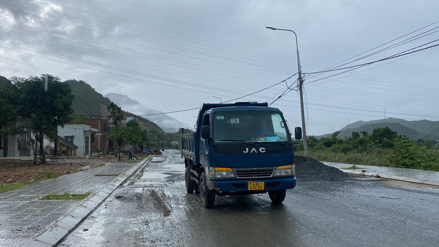 Lãnh đạo Ban Quản lý dự án đầu tư xây dựng các công trình giao thông TP Đà Nẵng cho biết, cuối tháng 8/2023, đoạn đường qua thôn Quan Nam 3 đã thi công xong cấp phối. (Ảnh: Hoàng Vinh)