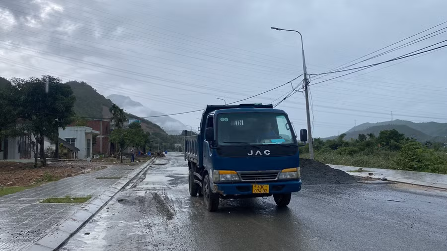 Lãnh đạo Ban Quản lý dự án đầu tư xây dựng các công trình giao thông TP Đà Nẵng cho biết, cuối tháng 8/2023, đoạn đường qua thôn Quan Nam 3 đã thi công xong cấp phối. (Ảnh: Hoàng Vinh)