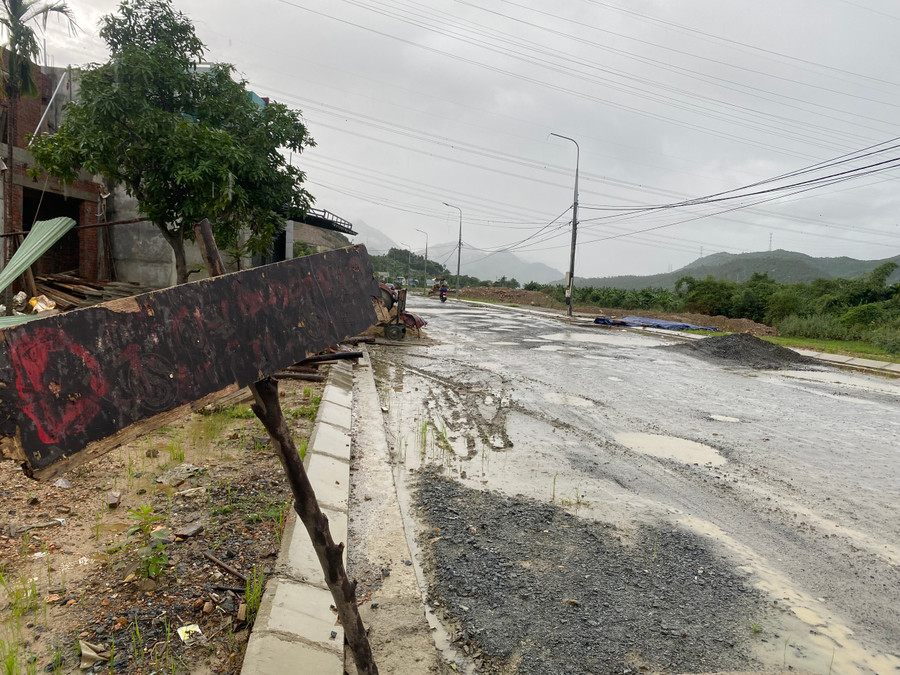 Người dân cắm bảng cảnh báo nguy hiểm khi đi qua đường này. (Ảnh: Hoàng Vinh)