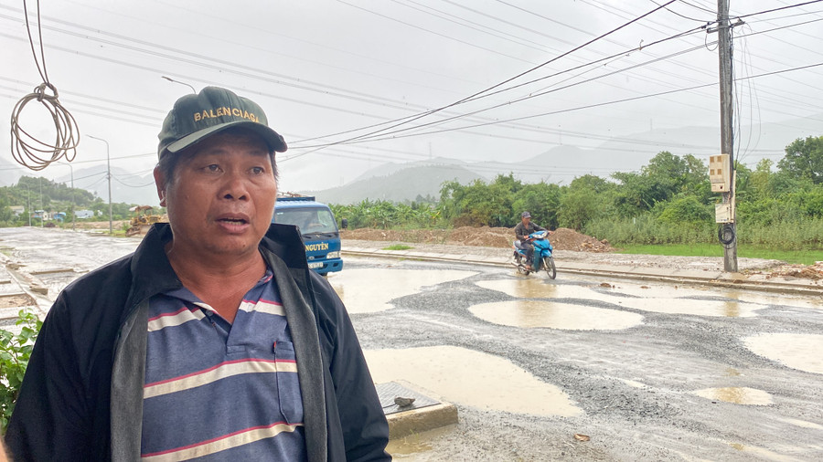 Ông Võ Thành (trú thôn Quan Nam 3, xã Hòa Liên) cho biết, đã chứng kiến hàng chục vụ học sinh, công nhân đi qua tuyến này gặp tai nạn. (Ảnh: Hoàng Vinh)