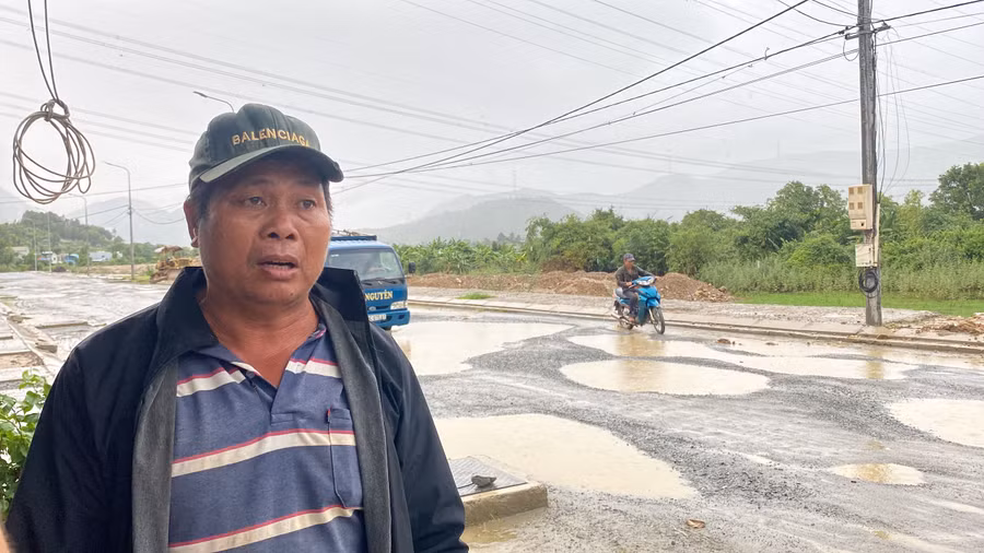 Ông Võ Thành (trú thôn Quan Nam 3, xã Hòa Liên) cho biết, đã chứng kiến hàng chục vụ học sinh, công nhân đi qua tuyến này gặp tai nạn. (Ảnh: Hoàng Vinh)