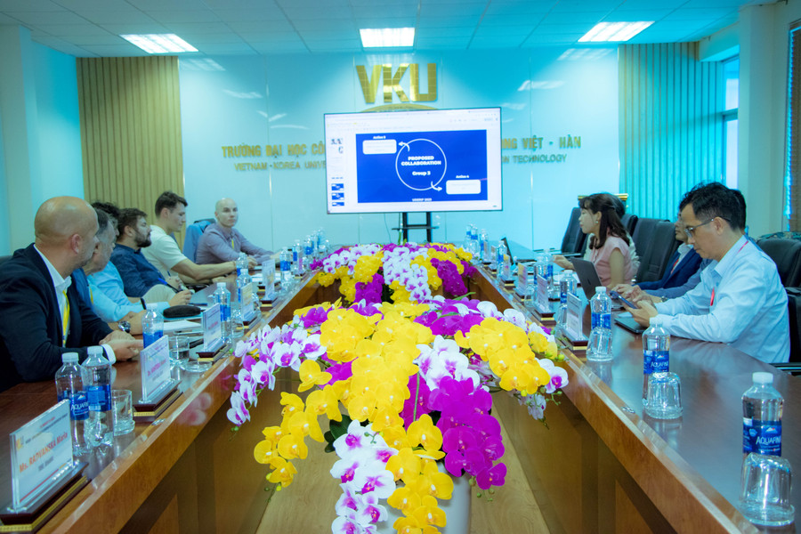 Các đại biểu tại phiên thảo luận bàn tròn. (Ảnh: Hoàng Vinh) Các đại biểu tại phiên thảo luận bàn tròn. (Ảnh: Hoàng Vinh)