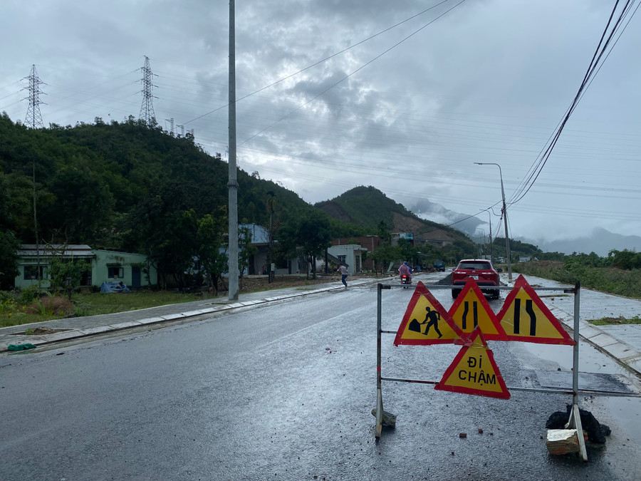 Khi nhà thầu thảm nhựa thì 2 hộ dân cản trở vì chờ giải quyết chính sách đền bù. (Ảnh: Hoàng Vinh)