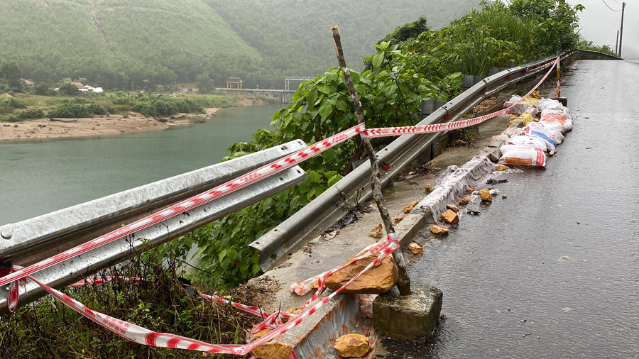 Mưa lớn kéo dài khiến khu vực đèo La Ngà (đoạn qua đập dâng Nhà máy nước Hòa Liên) tiếp tục bị sạt lở taluy âm, đứt gãy lan can, ngành chức năng phải căng dây cảnh báo. (Ảnh: Hoàng Vinh)