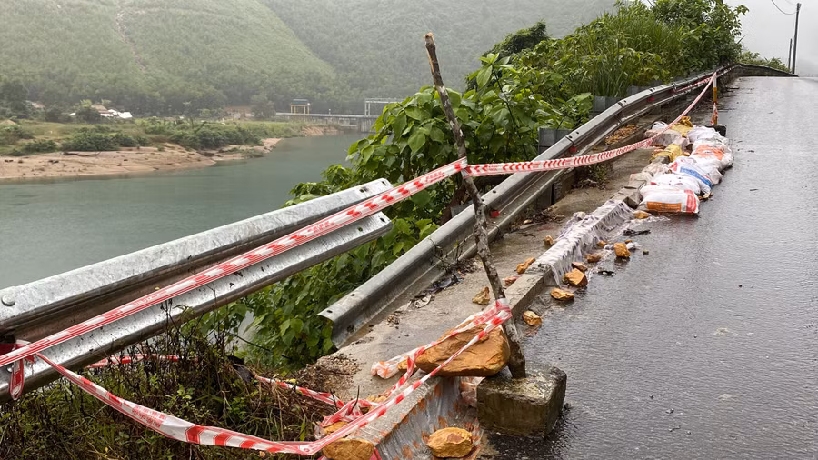 Mưa lớn kéo dài khiến khu vực đèo La Ngà (đoạn qua đập dâng Nhà máy nước Hòa Liên) tiếp tục bị sạt lở taluy âm, đứt gãy lan can, ngành chức năng phải căng dây cảnh báo. (Ảnh: Hoàng Vinh)