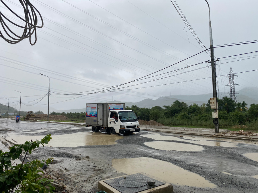 Hiện tiến độ toàn dự án cơ bản hoàn thành, còn lại một số vị trí mới bàn giao mặt bằng ở xã Hòa Liên sẽ tiếp tục thi công và phấn đấu hoàn thành dự án trong năm 2023. (Ảnh: Hoàng Vinh)