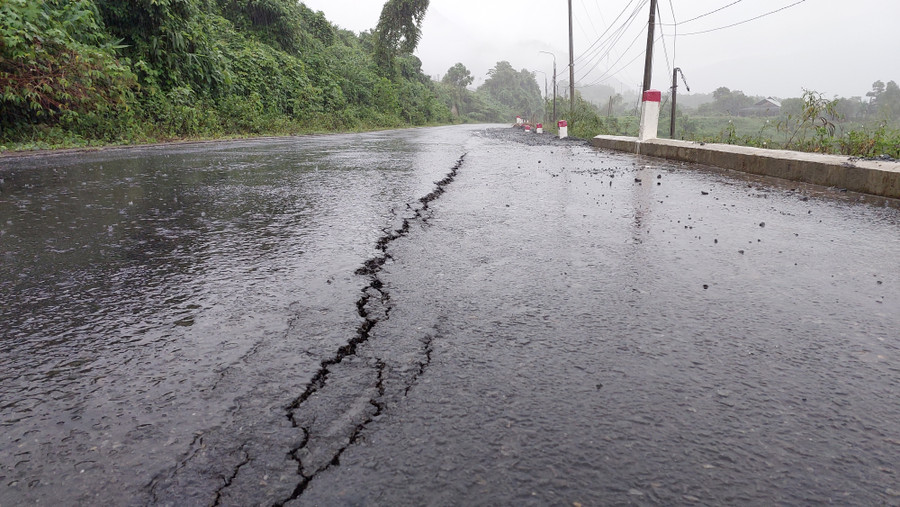 Những ngày mưa lũ kéo dài từ 13-17/10, khiến một số điểm xảy ra sạt lở taluy, lún nứt mặt đường. (Ảnh: Hoàng Vinh)