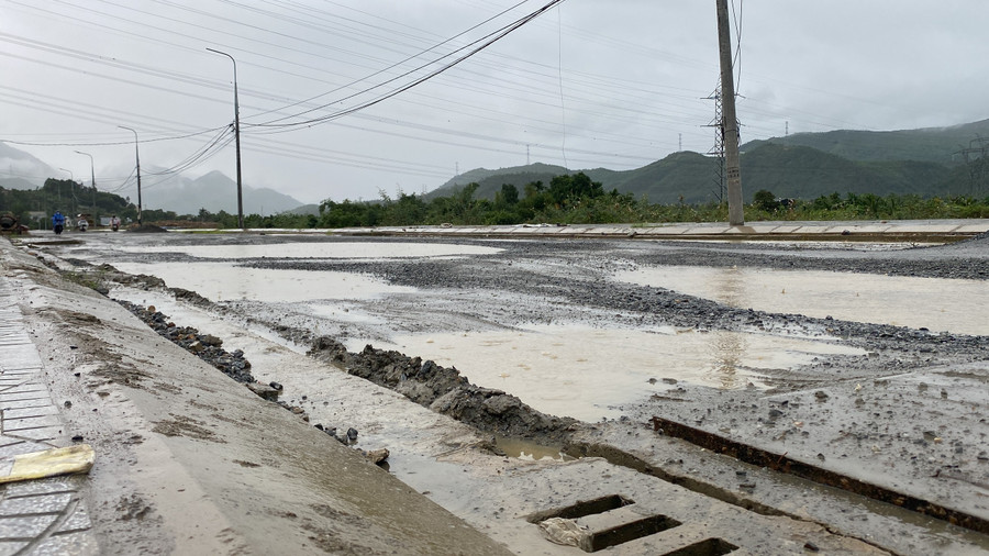 Sau thời gian mưa lớn kéo dài, phương tiện qua lại nhiều khiến đoạn này hư hỏng. (Ảnh: Hoàng Vinh)