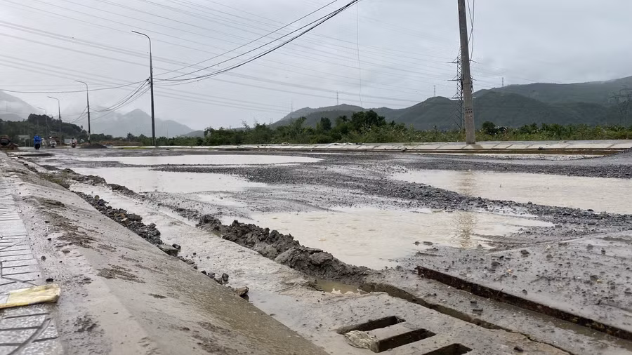 Sau thời gian mưa lớn kéo dài, phương tiện qua lại nhiều khiến đoạn này hư hỏng. (Ảnh: Hoàng Vinh)