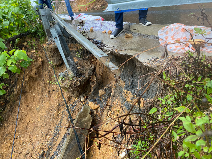 ĐT601 đoạn qua thôn Phò Nam (xã Hòa Bắc, huyện Hòa Vang) bị sụt lún phần taluy âm ven sông. (Ảnh: Hoàng Vinh)