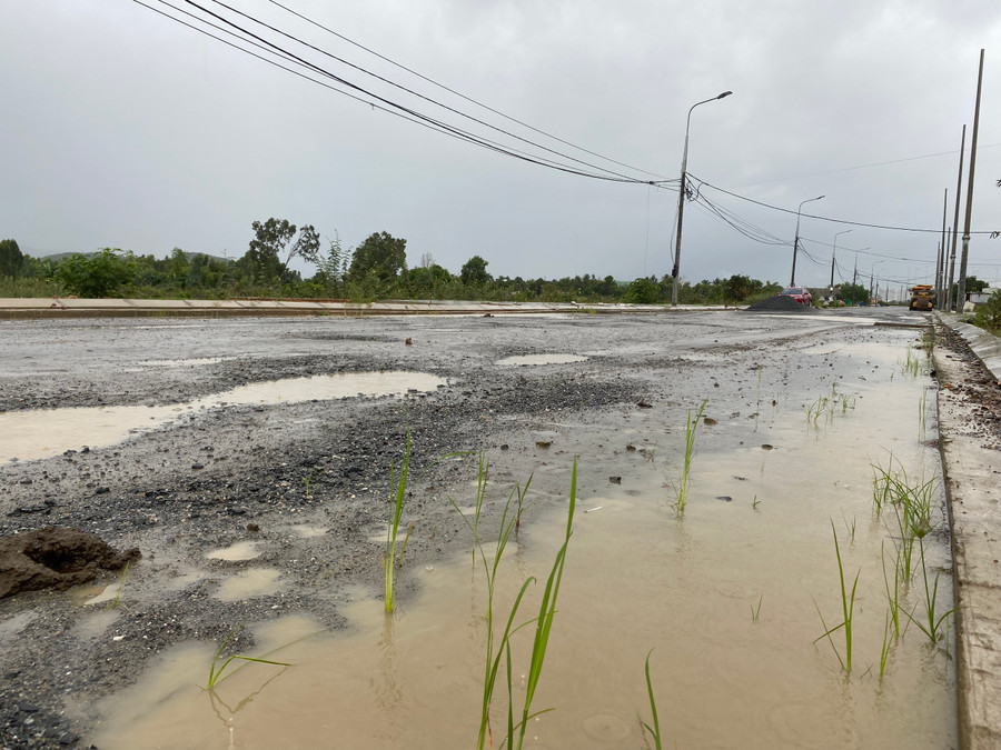 Nắng bụi, mưa bùn là tình cảnh mà người dân nơi đây phải chịu trong hơn 3 năm qua. (Ảnh: Hoàng Vinh)