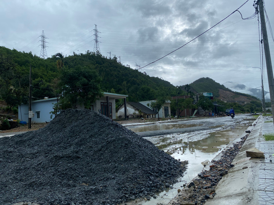 Gia đình ông Thành đã bàn giao mặt bằng để thi công đường nhưng đến nay vẫn chưa được bố trí đất tái định cư. (Ảnh: Hoàng Vinh)