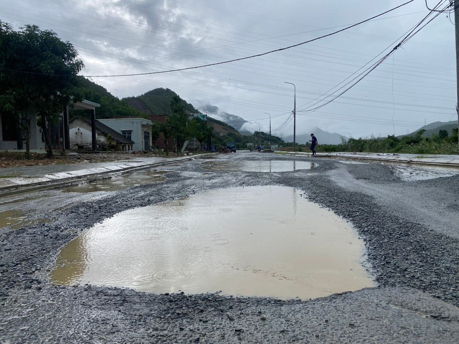Dự án nâng cấp, cải tạo tuyến ĐT601 dài hơn 35,68km thuộc địa phận huyện Hòa Vang (Đà Nẵng) có hạn chót phải hoàn thành vào cuối tháng 4/2023, nhưng đến nay vẫn chưa xong. (Ảnh: Hoàng Vinh)