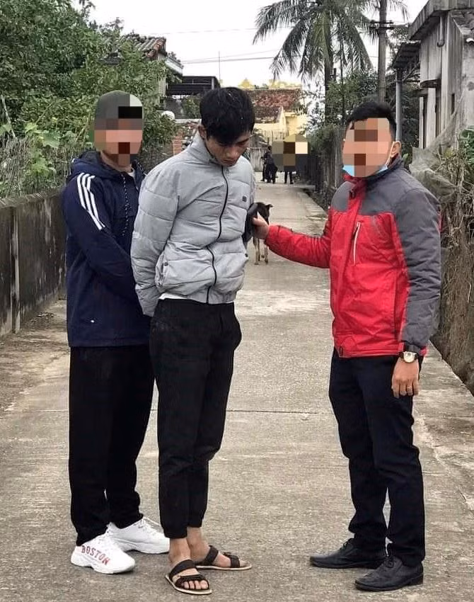 Đối tượng Nguyễn Huệ bị cơ quan chức năng truy xét và tạm giữ sau 2 giờ gây án.