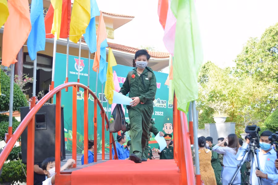 Các "chiến sĩ nhí" bước qua cầu vinh quang. 