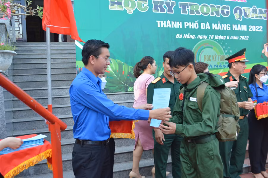 Anh Nguyễn Bá Duân - Phó Bí thư Thành đoàn Đà Nẵng trao giấy tham gia chương trình "Học kỳ trong quân đội" cho học sinh.