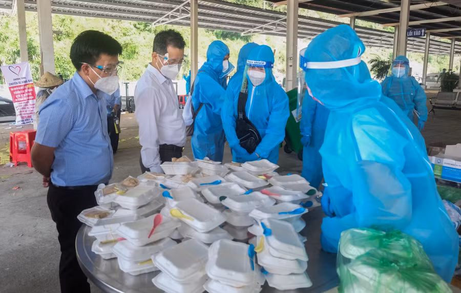 Bí thư Thành ủy Đà Nẵng kiểm tra việc hỗ trợ nhu yếu phẩm cho người dân.