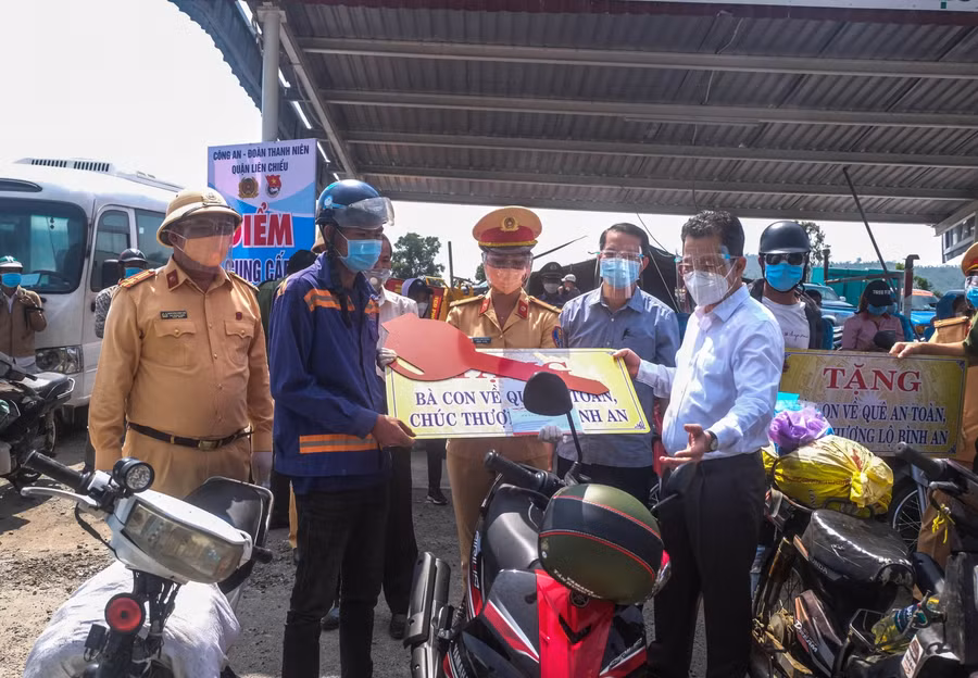 Bí thư Thành ủy Đà Nẵng trao tặng xe máy cho người dân khó khăn từ miền Nam đang trên đường trở về quê.