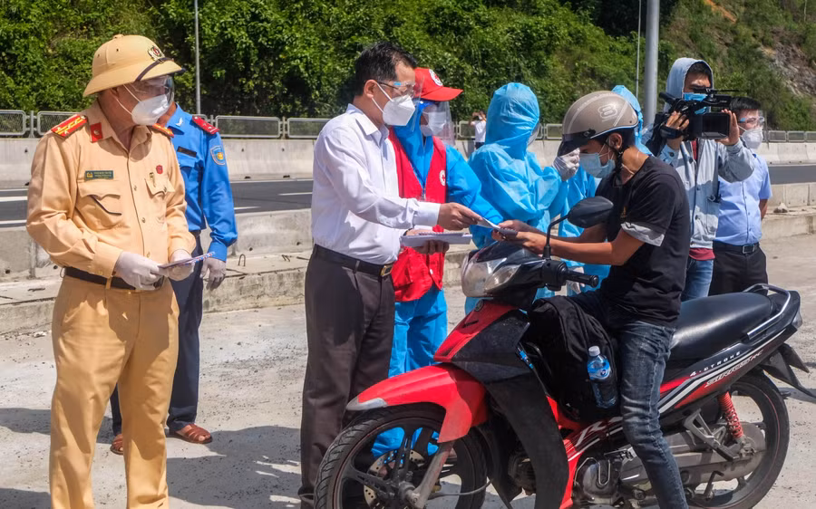 Trao quà hỗ trợ của thành phố cho người dân từ miền Nam về quê khi đi qua địa phận Đà Nẵng
