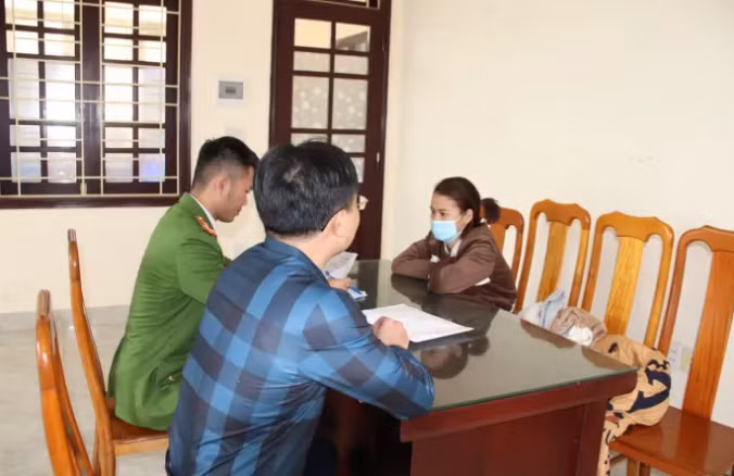 Cơ quan chức năng làm việc với đối tượng Nguyễn Thị Tuyết Trinh. Ảnh: CAQB.