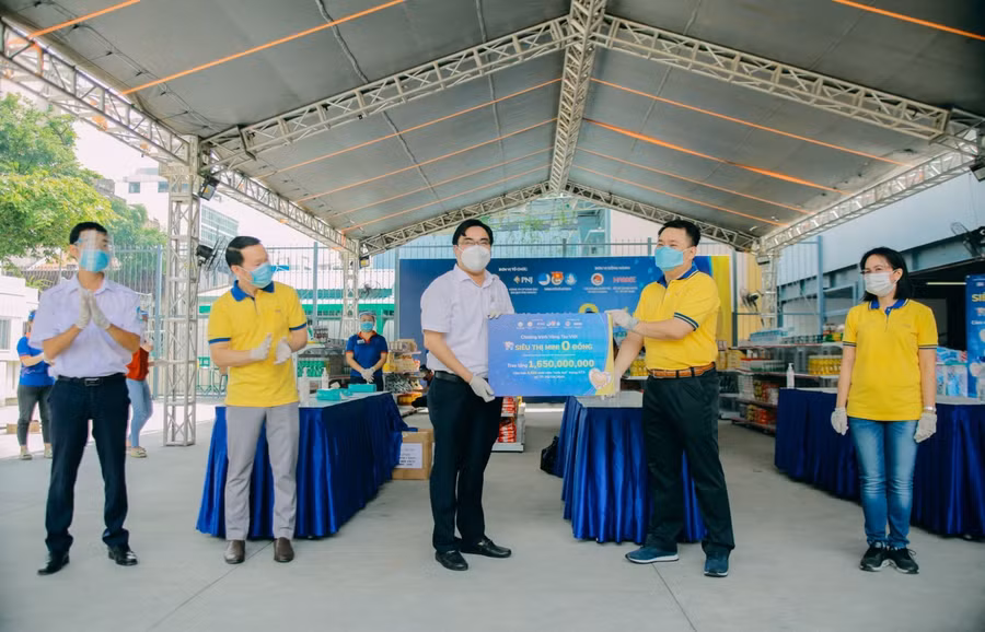 Đại diện Thành Đoàn TP.HCM nhận biểu trưng tài trợ từ các doanh nghiệp đồng hành chương trình