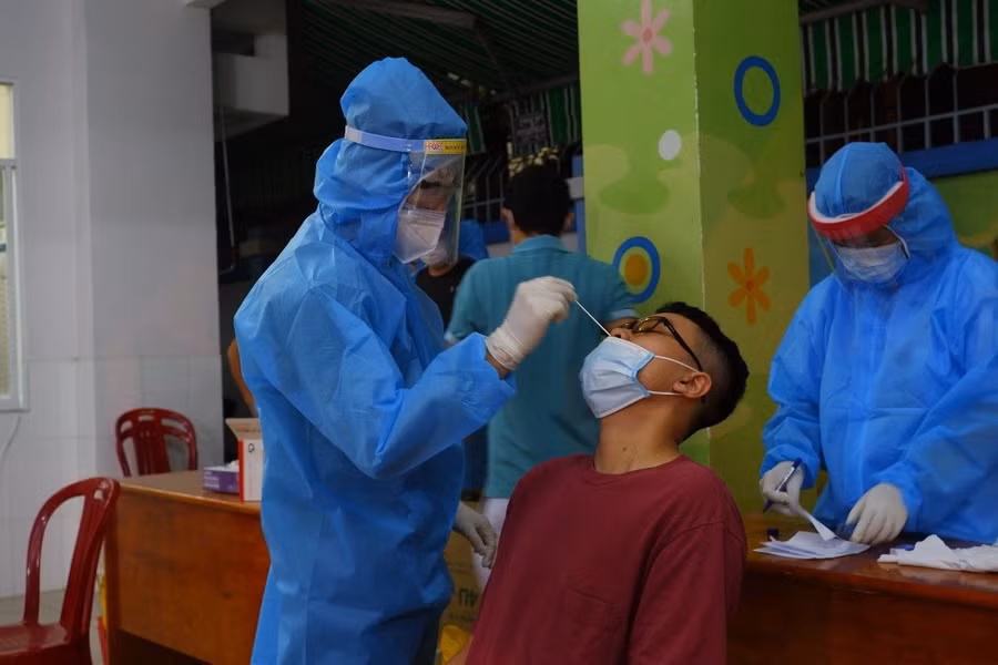Lực lượng y tế lấy mẫu xét nghiệm truy vết để kiểm soát dịch. (Ảnh: HCDC).