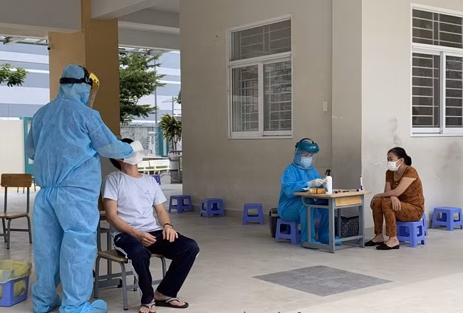 Lực lượng y tế quận 7 tổ chức lẫy mẫu xét nghiệm cho người dân. (Ảnh: TTYT Quận 7).