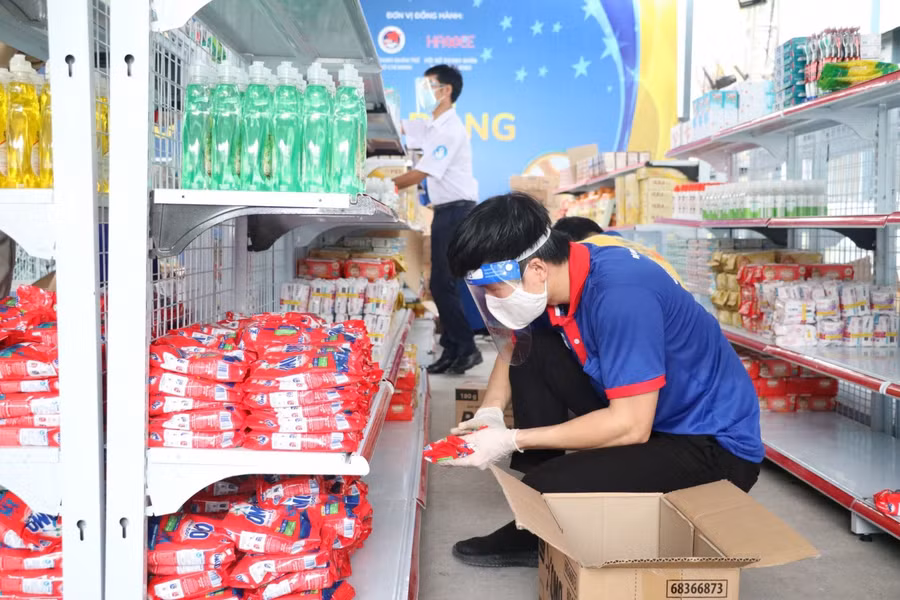 Mỗi sinh viên sẽ được nhận phần hỗ trợ trị giá 300 ngàn đồng để mua các đồ dùng các nhân và thực phẩm tại "siêu thị mini 0 đồng"