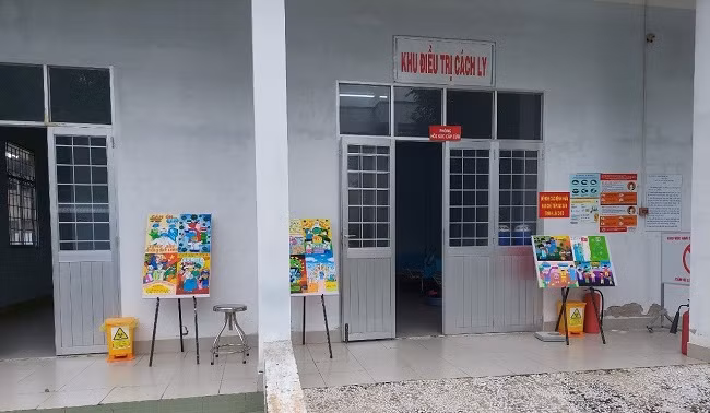 Các tranh vẽ được trưng bày tại khu cách ly bệnh viện Lao – Phổi tỉnh Bến Tre (Ảnh: Ban TTNTH)