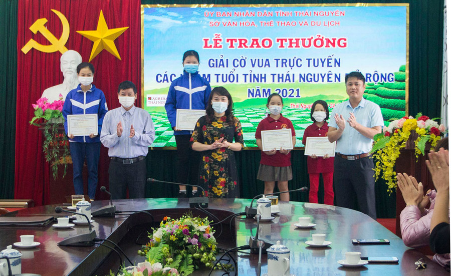 Ban tổ chức trao giải cho các vận động viên tại Thái Nguyên.